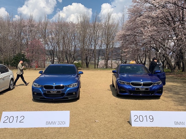 2012년 출시된 6세대 BMW3시리즈(왼쪽)와 7세대 3시리즈. 이번 풀체인지 모델 색깔이 6세대에 비해 더 짙어진 것을 확인할 수 있다. ⓒ데일리안