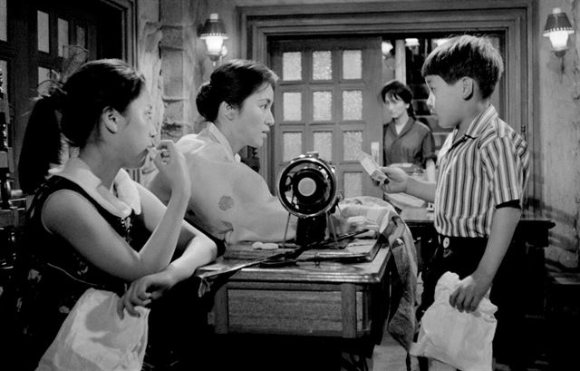 김기영 감독의 영화 '하녀'는 한 중산층 집안에 하녀가 들어오면서 벌어지는 비극을 그린다. 한국일보 자료사진