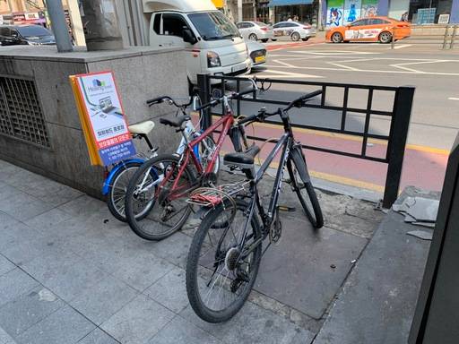 지난 11일 서울 종로 자전거전용차로 주변에 자전거가 무단 주차돼 있다.