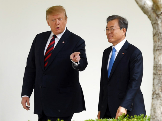 문재인 대통령과 도널드 트럼프 미국 대통령이 11일 낮 (현지시간) 워싱턴 백악관에서 로즈가든을 통해 함께 정상회담장으로 향하며 얘기를 나누고 있다./연합뉴스