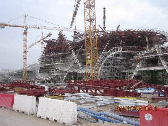 콘크리트 패널을 끼우기 전, 철골 골조 현장의 모습.［사진 현대건설］