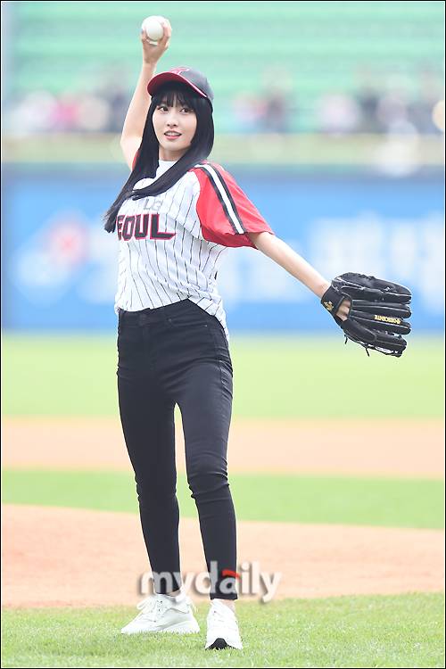 ▲ 트와이스 모모 '긴 팔로 시원한 시구'