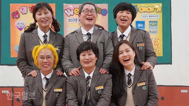 지난 8일 경기 안산시 단원구 안산문화예술의전당에서 만난 4ㆍ16 가족극단 ‘노란리본’의 어머니들. 엄마들은 단원고등학교 교복을 입고 무대에 올랐다. 왼쪽 위부터 시계방향으로 영만 엄마 이미경씨, 수인 엄마 김명임씨, 예진 엄마 박유신씨, 생존학생 애진 엄마 김순덕씨, 동수 엄마 김도현씨, 순범 엄마 최지영씨. 한국일보 영상팀 한설이 PD