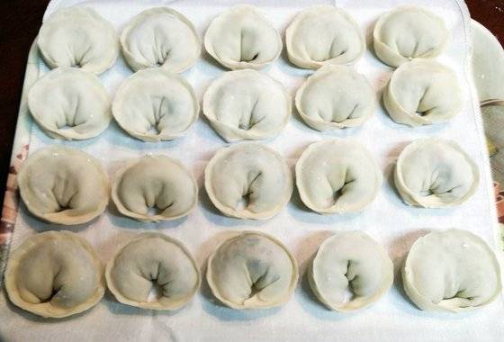 혼자 만두를 빚어보았다. 만두피를 밀고 재료를 다져 준비하고 만드는 것까지, 혼자 하기에는 공정이 좀 많았지만 재미있었다. [사진 박헌정]