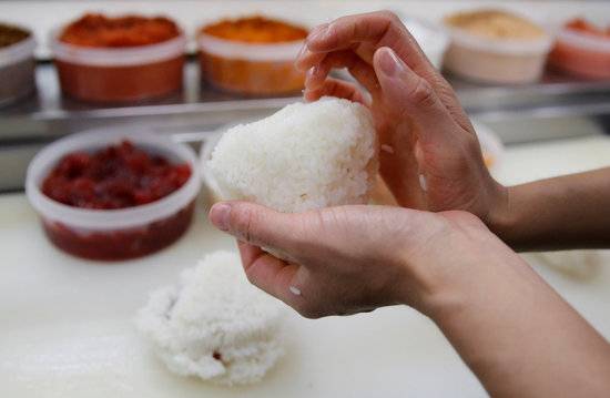 오니기리. 먹방 유튜버. 일본. 일본에서 한 유튜버(유튜브 운영자)가 생방송으로 오니기리(주먹밥) 단숨에 먹기를 하다 실신해 병원으로 옮겨졌으나 결국 사망한 것으로 알려졌다. /사진=로이터