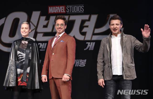 【서울=뉴시스】조수정 기자 = 영화 '어벤져스 : 엔드게임(Avengers:Endgame)' 아시아 프레스 컨퍼런스가 열린 15일 오후 서울 종로구 포시즌스호텔에서 배우들이 포즈를 취하고 있다. 왼쪽부터 브리 라슨, 로버트 다우니 주니어, 제레미 레너. 영화 '어벤져스 : 엔드게임은 4월 24일 개봉한다. chocrystal@newsis.com