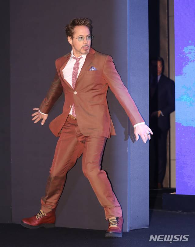 【서울=뉴시스】조수정 기자 =  방한한 배우 로버트 다우니 주니어가 영화 '어벤져스 : 엔드게임(Avengers:Endgame)' 아시아 프레스 컨퍼런스가 열린 15일 오후 서울 종로구 포시즌스호텔에서 포즈를 취하고 있다. 영화 '어벤져스 : 엔드게임은 4월 24일 개봉한다. chocrystal@newsis.com