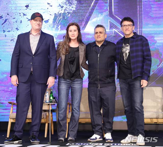 【서울=뉴시스】조수정 기자 = 영화 '어벤져스 : 엔드게임(Avengers:Endgame)' 아시아 프레스 컨퍼런스가 열린 15일 오후 서울 종로구 포시즌스호텔에서 감독과 배우들이 포즈를 취하고 있다. 왼쪽부터 케빈 파이기 마블 대표, 트린 트랜 프로듀서, 형 안소니 루소&동생 조 루소 감독, 영화 '어벤져스 : 엔드게임은 4월 24일 개봉한다. chocrystal@newsis.com