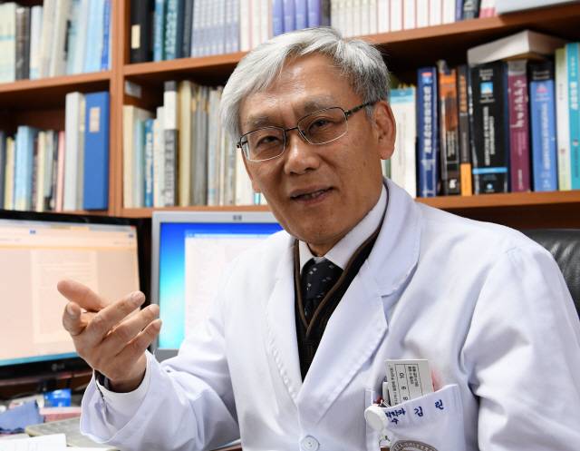 김린 고려대학교 의과대학 KU-Magic 연구원장이 최근 서울경제와의 인터뷰에서 대학이 논문과 특허를 위한 연구에서 벗어나 기술이전과 창업에 적극 나서야 한다고 강조하고 있다.