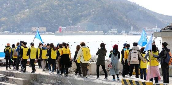 세월호 참사 5주기를 맞은 16일 오전 어린이청소년책작가연대 회원들과 연극인·영화인 등 40여 명이 사고 해역과 맞닿은 전남 진도군 팽목항 일대 '팽목바람길(12㎞)'을 걸으며 희생자 넋을 기리고 있다. 프리랜서 장정필