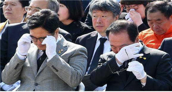 ▲ 세월호 참사 4주기 영결.추도식에 참석한 노회찬과 우원식이 눈물을 훔치고 있다.