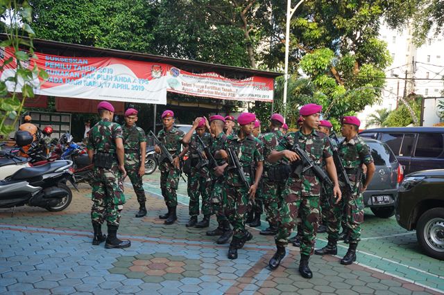 17일 인도네시아 대선 투표소 부근 학교에서 출동하고 있는 군인들. 자카르타=고찬유 특파원/2019-04-17(한국일보)
