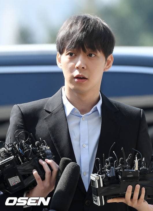 [OSEN=수원, 민경훈 기자]가수이자 배우 박유천이 경기남부지방경찰청 포토라인에 서서 짧게 입장을 밝히고 있다. /rumi@osen.co.kr