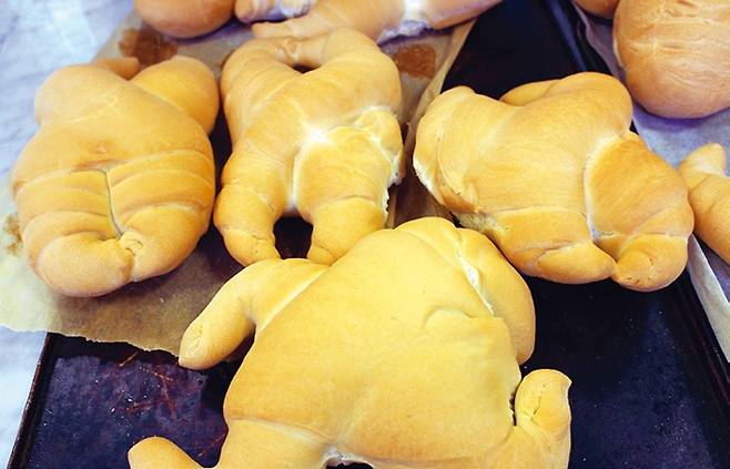 통닭 모양 빵. ‘만토바나’라는 빵이다. 마치 토우를 보는 것 같다.