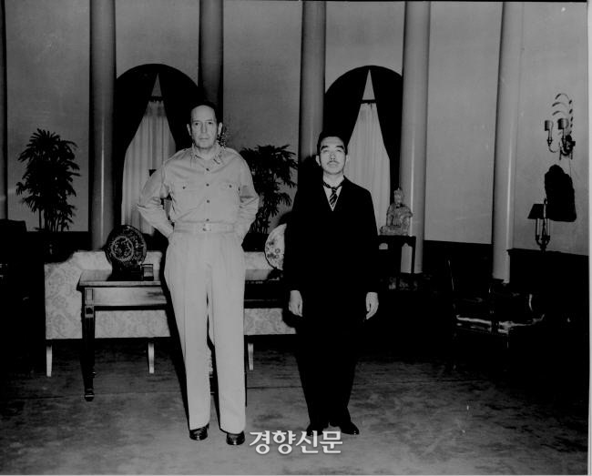 September 27, 1945   MacArthur (left) and Emperor Hirohito‘s meeting/Kyunghyang Newspaper