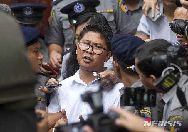 【양곤=AP/뉴시스】미얀마 양곤에서 3일 로이터 소속의 와 론 기자가 법원에 떠나면서 취재진의 인터뷰에 응하고 있다. 이날 법원은 와 론과 초 소에 우 기자에게 7년형을 선고했다. 2018.09.03