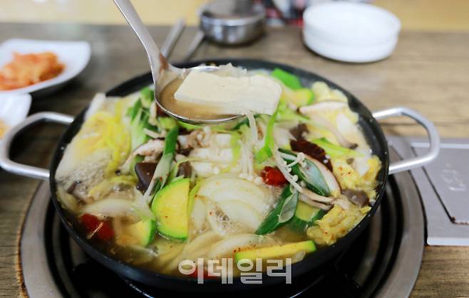 교동도 대룡시장에 있는 식당의 갈비젓국