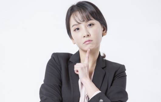 궁금한 표정의 여성