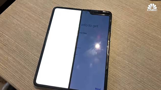 18일(현지시간) 미 CNBC는 유튜브에 "이틀만에 고장났다"는 제목의 영상을 올리고 "화면 보호막을 제거하지 않았는데도 갤럭시 폴드 화면 한쪽이 깜박거리거나 꺼지는 현상이 일어났다"고 보도했다. (사진=CNBC 갈무리) © 뉴스1