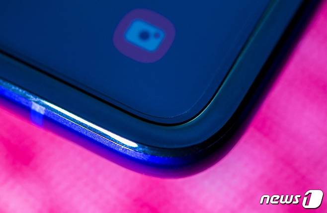 갤럭시폴드를 자세히 살펴보면 마치 필름처럼 생긴 화면 보호막이 부착돼 있는 것이 눈에 띈다.(출처 씨넷)© 뉴스1