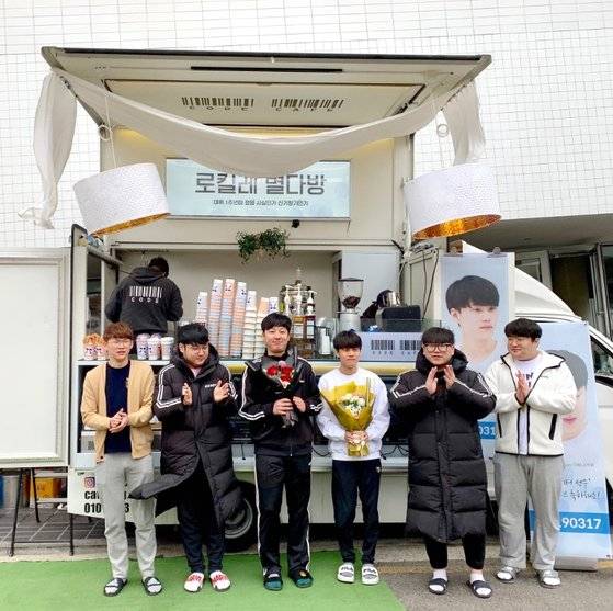 지난 3월 젠지 배틀그라운드팀 '펍지(PUBG)' 소속 로키, 킬레이터 선수의 데뷔 1주년을 축하하기 위해 팬들이 '로킬레 커피차'를 보냈다. [사진 젠지]