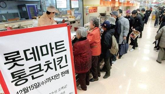 대형마트는 2010년 12월 중단했던 통 큰 치킨의 판매를 최근 재개했다. 그만큼 기업도 여건이 좋지 않다.