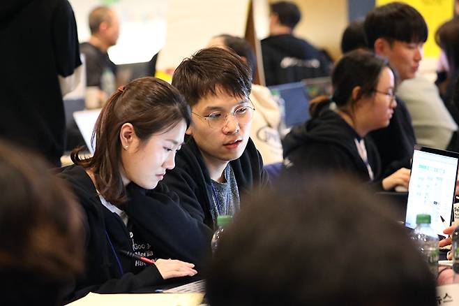 ▲ 지난 19~20일 팩트체킹과 확증편향(필터버블) 해법을 주제로 한 2019년 구글미디어 해커톤에 20개팀 60명의 참가자들이 모여 치열한 기획전을 벌였다. 사진=이우림 기자