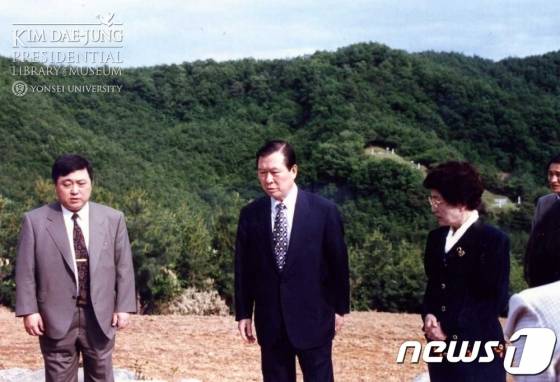 김대중 전 대통령의 장남 김홍일 전 의원이 20일 오후 향년 71세로 별세했다.  김 전 의원은 1996년 목포에서 제15대 국민회의 국회의원으로 당선된 뒤 새천년민주당, 민주당 의원으로 3선을 지냈다. 지난 2006년 안상태 전 나라종금 사장으로부터 인사청탁 대가로 금품을 받은 혐의가 인정돼 의원직을 상실했으며, 군사정권 시절 고문 후유증으로 파킨슨병을 앓았다. 사진은 김대중 전 대통령과 용인 묘지에서 성묘를 하는 모습. (김대중 도서관 제공) 2019.4.20/뉴스1  <저작권자 © 뉴스1코리아, 무단전재 및 재배포 금지>