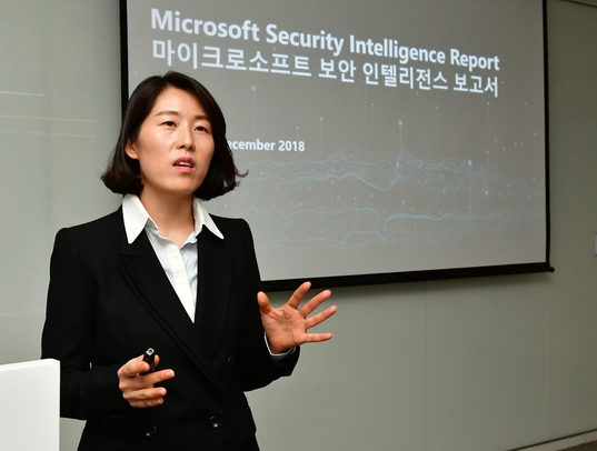 김귀련 한국마이크로소프트 보안 담당 부장이 22일 ‘보안 인텔리전스 보고서(SIR v24)’ 내용을 발표하고 있다. /마이크로소프트 제공