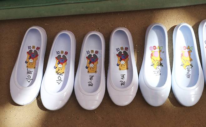 동자승들의 고무신이 행사장에 가지런히 놓여 있다.   임현동 기자