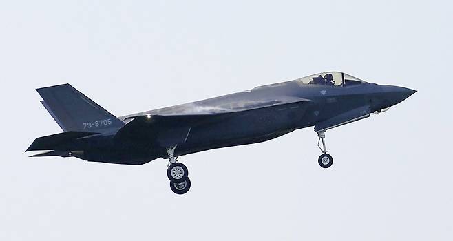 일본 북부 아오모리현 미사와 공군기지에서 2018년 5월 28일 日 항공자위대 소속 최신예 F-35A 스텔스기 1대가 나는 모습. 일 항공자위대의 F-35A 전투기 1대가 지난 9일 오후 아오모리현 인근 태평양 해상에서 훈련 중 레이더로부터 사라져 초계기 등이 수색에 나섰으며, 기체 일부로 추정되는 물질이 발견됐다. /사진=미사와[日 아오모리현] AP/교도통신, 연합뉴스