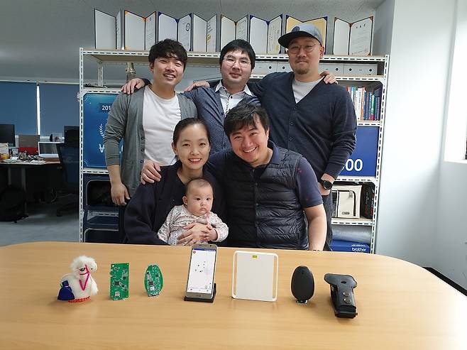 윤영찬 라이브스톡 대표(첫째줄 맨오른쪽)와 직원들이 IoT(사물인터넷) 기술을 활용한 방목가축 관리 웨어러블 장치 앞에서 기념촬영을 하고 있다. /사진제공=라이브스톡