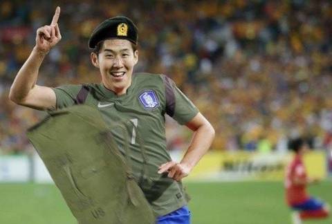 네티즌들이 합성한 손흥민 군인 사진. /온라인 커뮤니티 캡쳐