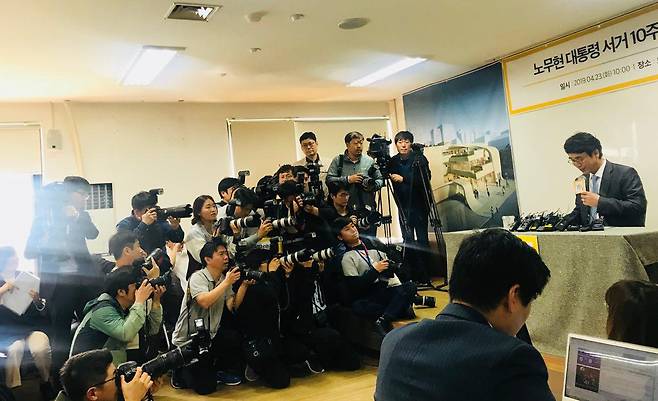 ▲ 유시민 이사장을 취재하기 위해 둘러싼 사진기자들. 사진=정철운 기자