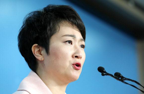 바른미래당 이언주 의원이 23일 오후 국회 정론관에서 바른미래당 탈당과 관련한 긴급 기자회견을 하고 있다. 2019.4.23 연합뉴스