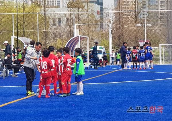 새로 도입된 규정에 따라 각 팀들은 전·후반 각 2분씩 경기를 중단한 뒤 코칭타임을 갖는다. 그 외의 시간은 아이들이 스스로 생각하고 뛸 수 있도록 코칭스태프의 지시가 금지되어 있다(사진 속 인물은 기사 내용과 관련이 없습니다) 사진=김명석 기자