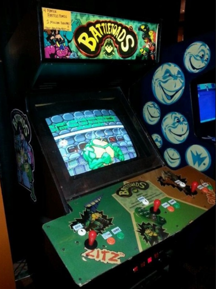 (오락실용 액션 게임으로 등장한 배틀토드. 이후 패미콤, 메가드라이브 등 수많은 게임기로 이식됐다)