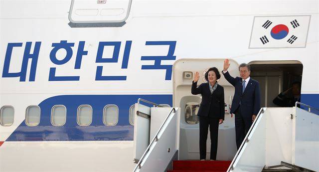 카자흐스탄 국빈 방문을 마친 문재인 대통령과 부인 김정숙 여사가 23일 오전(현지시간) 누르술탄 국제공항에서 출국 전 손을 흔들고 있다. 연합뉴스