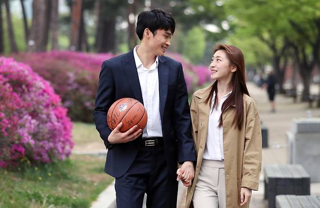 프로농구 MVP 현대모비스 이대성과 다음달 11일 결혼하는 예비신부 손근혜씨. 변선구 기자