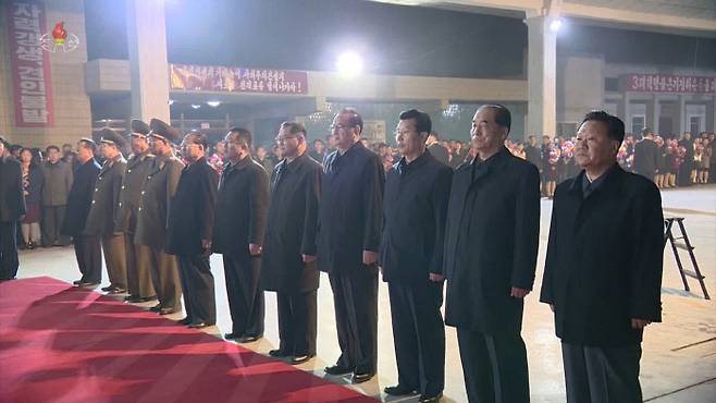 조선중앙TV가 방러 일정에 돌입한 김정은 국무위원장의 24일 새벽 출발 영상을 공개했다. 사진은 전송행사에 참석한 간부들의 모습으로, 오른쪽부터 최룡해 최고인민회의 상임위원장, 박봉주 당 부위원장, 김재룡 내각 총리, 리수용·박태성·최휘·박태덕 당 부위원장, 김수길 군 총정치국장 등. 연합뉴스