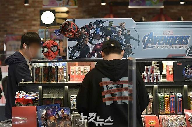 관객들이 어벤져스 엔드게임 굿즈를 구경하고 있는 모습 (사진=박종민 기자)