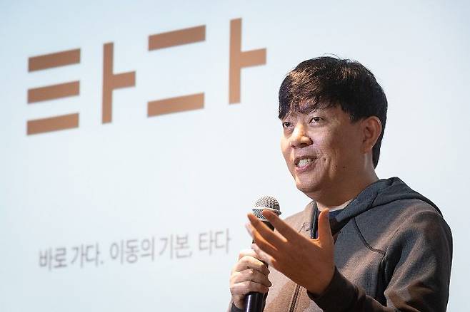 (사진=뉴스1) 이재웅 쏘카 대표가 21일 서울 성동구 헤이그라운드에서 열린 타다 미디어데이에서 택시 협업 모델 '타다 프리미엄'에 대한 취재진 질문에 답하고 있다.