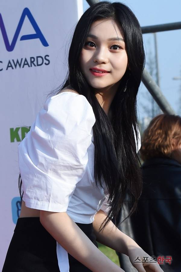 더 팩트 어워즈(TMA)에 참석하고 있는 여자친구 엄지. 사진=조은정 기자 new@hankooki.com