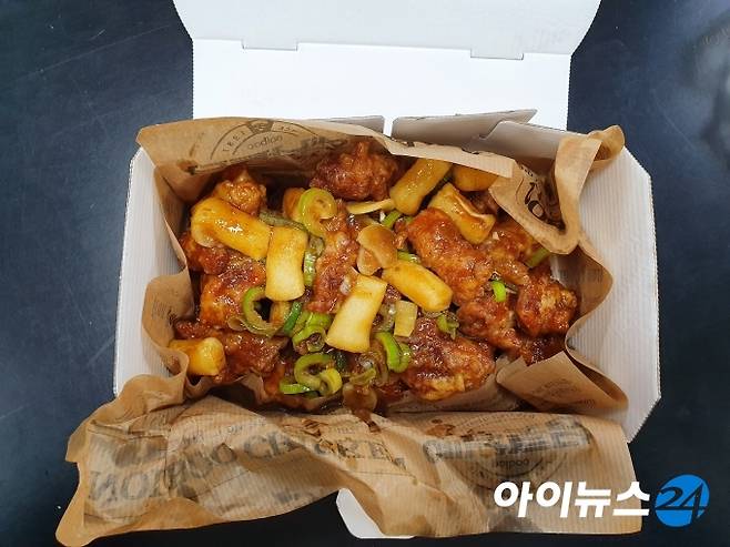 반찬으로 좋을 것 같은 느낌을 준 '놀부 왕갈비통닭' [사진=이현석기자]