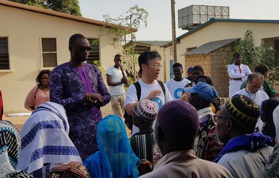 김동해 비전케어 이사장(가운데 하얀옷)이 캠프 마지막날 수술을 받은 환자들에게 사후 관리법 등 주의사항을 설명하고 있다. 김지아 기자