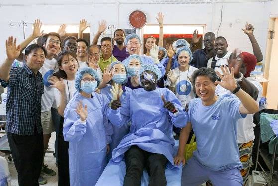 11일 300차 캠프의 마지막 환자였던 마시파 부 수술을 마친 후 촬영한 단체사진. [사진 비전케어]