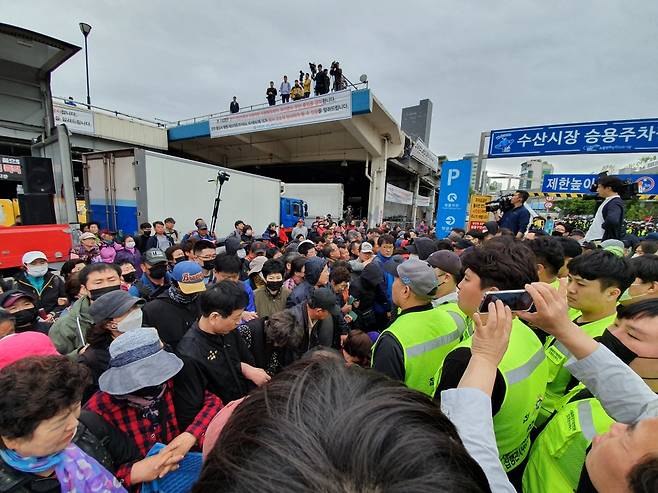 서울중앙지법과 수협중앙앙회가 25일 오전 10시10분부터 서울 동작구 옛 노량진 시장의 전체 판매자리와 부대·편의시설 119개소에 대한 명도 강제집행에 나서며 시장 상인들과 대치하고 있다. /사진=최동수 기자