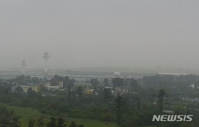 제주공항 저시정·운고 특보 해제..항공기 정상운항