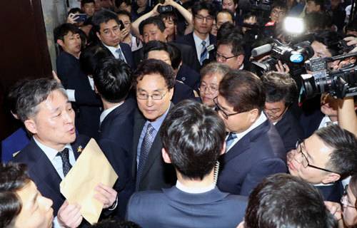 국회 사법개혁특별위원회 소속 더불어민주당 표창원(왼쪽) 등 의원들이 25일 국회 의안과에 고위공직자범죄수사처 설치 법안 등을 제출하려다가 이를 저지하는 자유한국당 의원 및 보좌진에 막혀 사무실에 들어가지 못하고 서 있다. 이재문 기자
