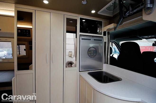 냉장고와 전자레인지가 상단에 위치하고 깔끔하게 정리되어 있다